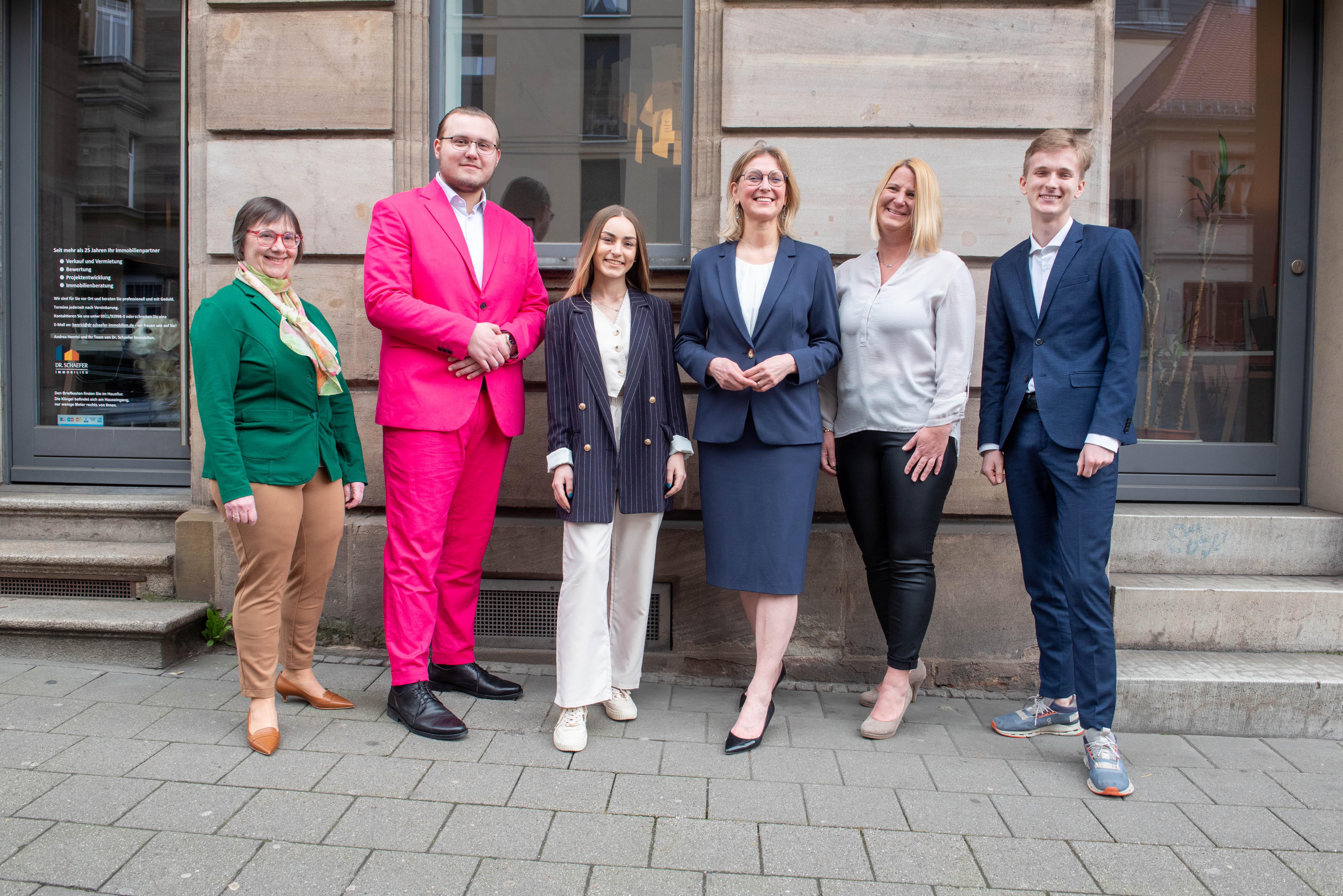Gruppenfoto des Teams von Dr. Schaefer Immobilien